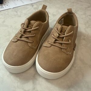 OshKosh B'gosh Beige Sneakers. Size 7T. Never worn.
